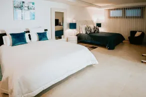 Modern house with pool - Image 4