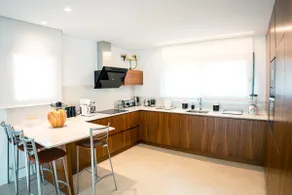 Modern house with pool - Image 5