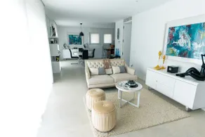 Modern house with pool - Image 2