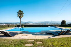 Modern house with pool - Image 3