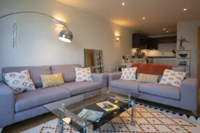 Surrey Hills Escape: Riverside Walks & Quick Links - Image 2