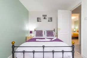 Newly refurbed, 5BR, Sleeps 12 - Image 3