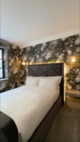 Soho Gem Vibrant London Hideaway - Image 4