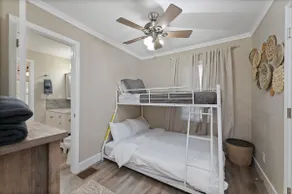 Cedar Retreat 2BR Parking Wi-Fi Match Fan-friendly - Image 3