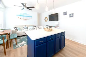 2 BR. 2.5 blocks to the Beach! Family Friendly - Image 4
