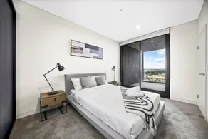 City&Bridge View 2 Bed+Study in Homebush - Image 3