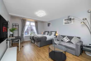 Ealing Manor - 6 beds 3 sofa beds sleeps 9 ppl - Image 2