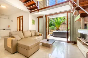 Fort villa retreat: Jacuzzi, pools, 2 min to ferry - Image 5