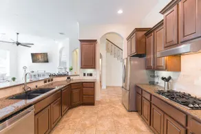 Bright 4 bdr w BIG backyard & Fire Pit! - Image 4
