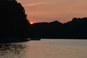 Lakefront with large private lot - Image 4