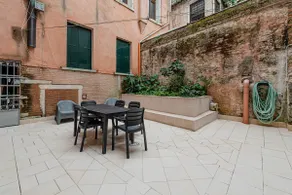 Ca'Leone -room with patio and en-suite bathroom - Image 4
