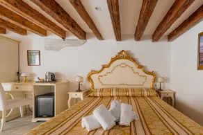 Ca'Leone -room with patio and en-suite bathroom - Image 5