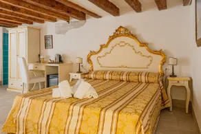 Ca'Leone -room with patio and en-suite bathroom - Image 2