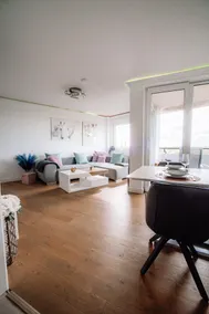 Lakeview Design Apartment - Image 2