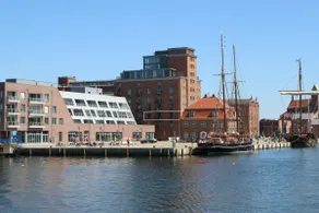 Sea view, balcony, private sauna in historic warehouse - Image 2