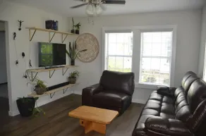 Modern Houston Bungalow. - Image 2