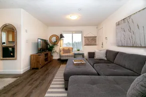 Cozy Renovated Oasis W Private Terrace & Parking - Image 3