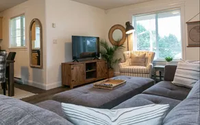 Cozy Renovated Oasis W Private Terrace & Parking - Image 2