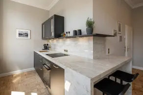 Aurum Suite - Luxury City Apartment - Image 3