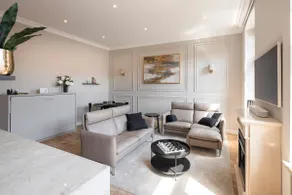 Aurum Suite - Luxury City Apartment - Image 2