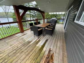 Chalet along the shoreline - Image 5