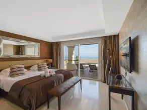 405 Luxury 4 Bed Penthouse, Heated 20m Pool-Front Line-Paseo-Bikes-BBQ-Hot Tub - Image 5