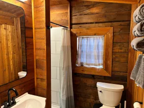 Charming Cabin near Airport - Image 5