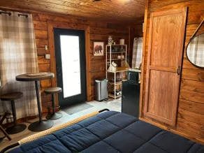 Charming Cabin near Airport - Image 3