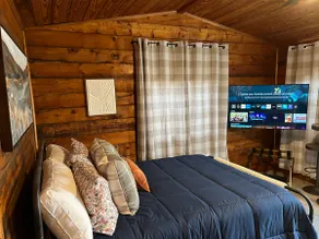 Charming Cabin near Airport - Image 4