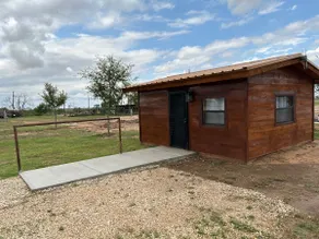 Charming Cabin near Airport - Image 2