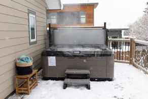 Mackenzie Haven - House w/ Hot Tub, Sauna & Yard - Image 3