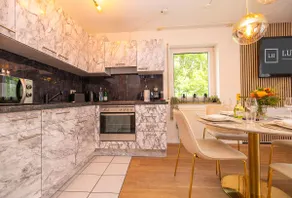 Luxx Home BC, Central Kitchen Balcony Parking Wi-Fi - Image 4