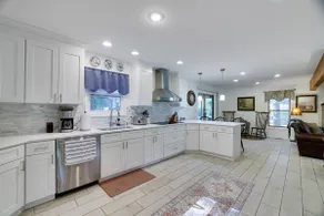 Large Luxury Estate-Upscale Community-Hot Tub-Lake - Image 4