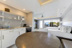 At Mine | Pool Double Suite in Fort Lauderdale - Image 4