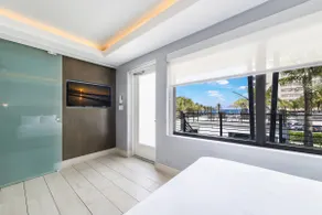 At Mine | Pool Double Suite in Fort Lauderdale - Image 3