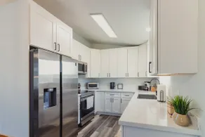 Modern Upstairs Apartment Near Airport/Trails #B - Image 4