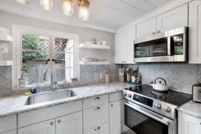 Bright and Cozy Beach Cottage - Image 3