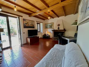 Villa surrounded by greenery - Image 5
