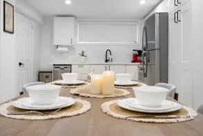 Debonair Home near Downtown Oakville - Image 4