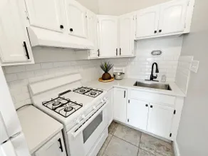 Mt Adams 2BR | Deck | River Views | 3-min to Dtown - Image 3