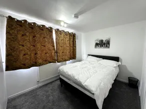 3-Bedroom Cosy Reading House - Image 5