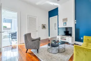 Chic Magazine St. Apt | King Bed, Balcony, Parking - Image 4