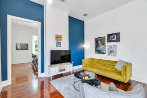 Chic Magazine St. Apt | King Bed, Balcony, Parking - Image 2