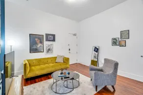 Chic Magazine St. Apt | King Bed, Balcony, Parking - Image 3