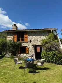 Cozy house with enclosed garden - Image 2