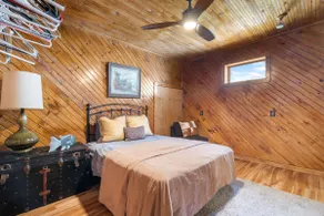 Lakeside Cabin - Image 3