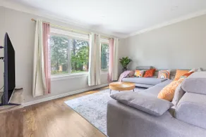 Grey House: 4 Bdrm 2 Bath Bunglow - Image 2