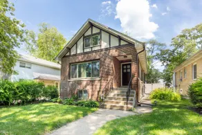 Grey House: 4 Bdrm 2 Bath Bunglow - Image 3