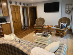 The Upstairs Hideaway - Image 4