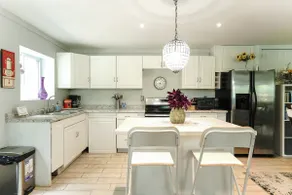 Private Basement Apartment, Sleeps 4 w/ Driveway - Image 4